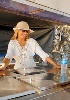 Стройная девка решила дать своей попке немного позагорать 5 фотография