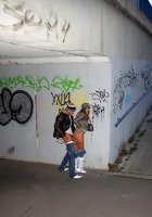 Молодая пара ебется посреди улиц 10 фотография