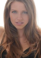 Невинная красотка показывает попку и киску 1 фотография