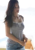 Красивая милашка мастурбирует после чтения книги 3 фотография