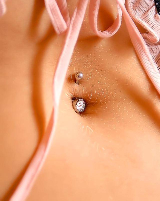 Красотка играется со своей вагиной 4 фотография