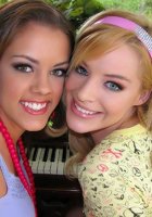 Парень кончает струей на милых девушек 2 фотография