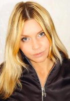 Блондинка так и не сняла с себя колготки 4 фотография