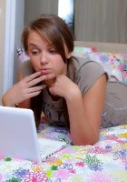 Насмотрелась порно и занялась мастурбацией 1 фото