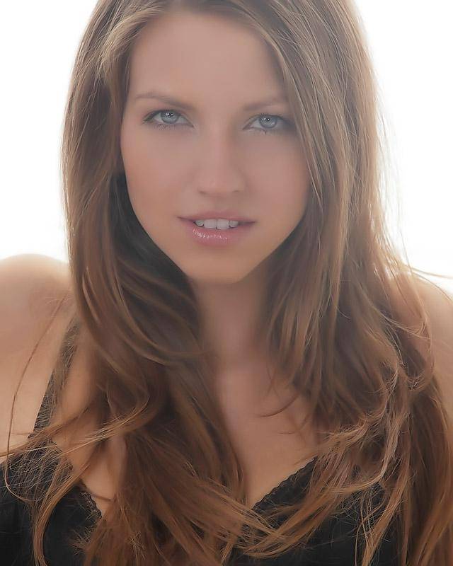 Привлекательная крошка любит одевать сексапильное белье и мастурбировать 1 фотография