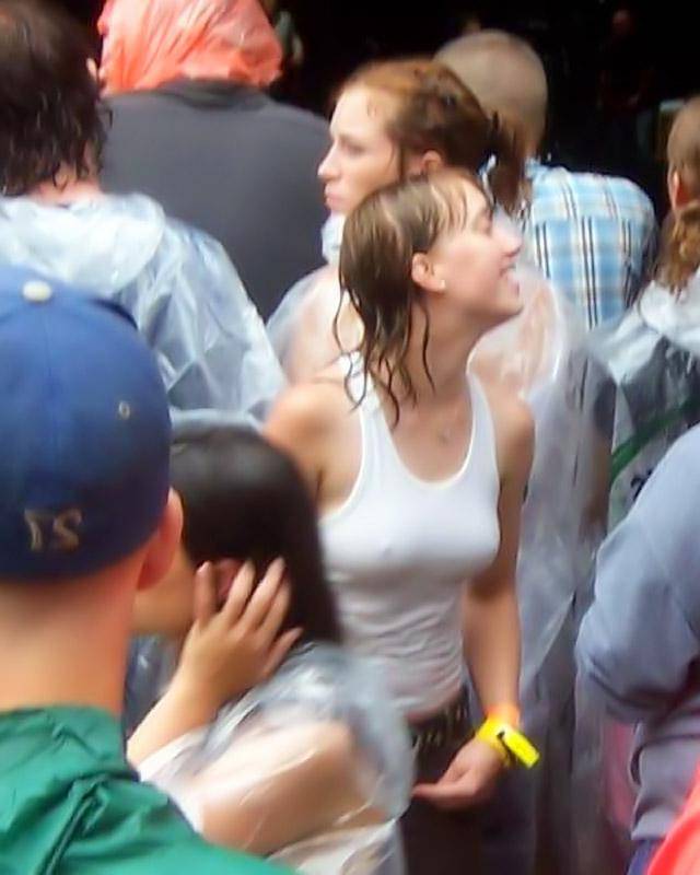 Пьяные девки показывают свои сиськи и попки 3 фотография