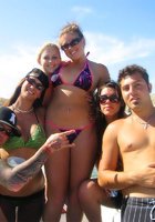 Пикантные места пьяных девушек на виду у публики 11 фотография