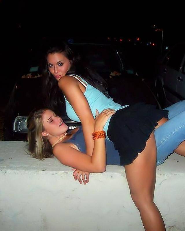 Пикантные места пьяных девушек на виду у публики 3 фотография