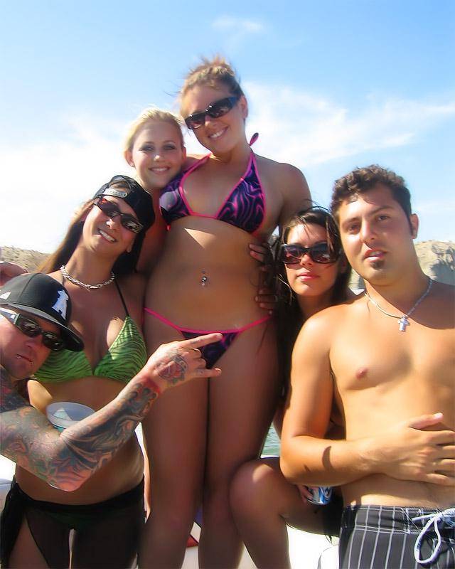 Пикантные места пьяных девушек на виду у публики 11 фотография