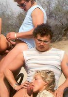 Групповой ретро секс возле машины 6 фотография