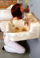 Голодная зечка попала в комнату минета 10 фотография