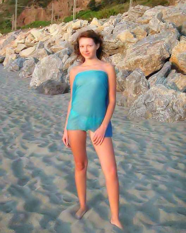 Любительские фото стройной куколки, которая нашла себе партнера на пляже 2 фотография