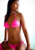 Индианка в розовом купальнике и в розовых чулочках 3 фотография