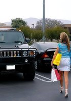 Парень снял у магазина две девушки, белую и темнокожую 2 фотография