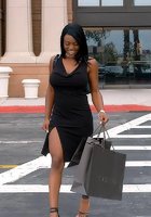 Парень снял у магазина две девушки, белую и темнокожую 3 фотография