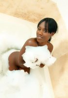 Темнокожая барышня шалит в ванной 10 фотография