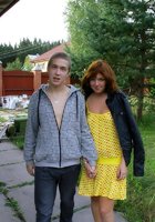 Молодые развлекаются на даче 1 фотография