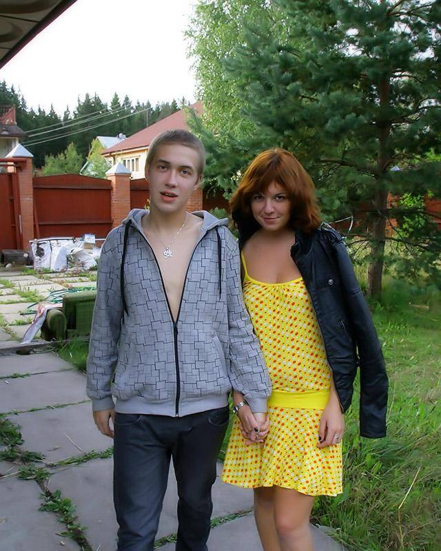 Молодые развлекаются на даче 1 фотография