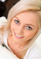 Молоденькая блондинка шалит перед своим новым другом 1 фотография