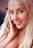 Горячая блондинка шалит на диванчике 10 фотография