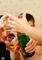 Парни напоили свою подругу, что устроить секс в троем 4 фотография