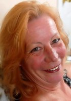 Бабулька снимает свои красные трусы и показывает писку 1 фотография