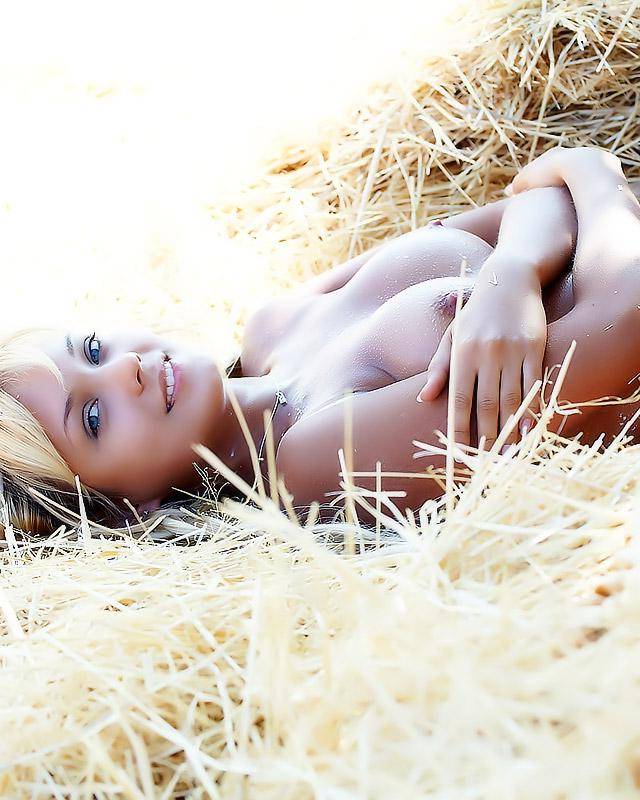 Облила себя молоком на стоге сена 15 фотография