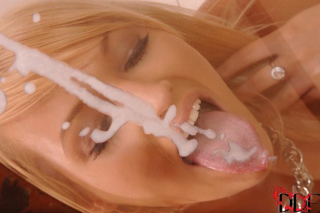 Блонди лижет мошонку и сосет член 17 фотография