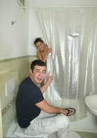 Веселого парня ублажают девушки 1 фотография Веселого парня ублажают девушки 1 фотография