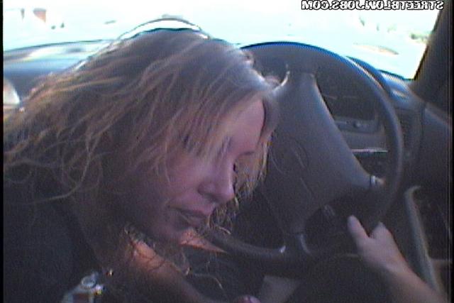 Минетчица сосет парню за рулем 10 фотография