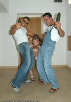 Два огурца засажены в дырочки 5 фотография Два огурца засажены в дырочки 5 фотография