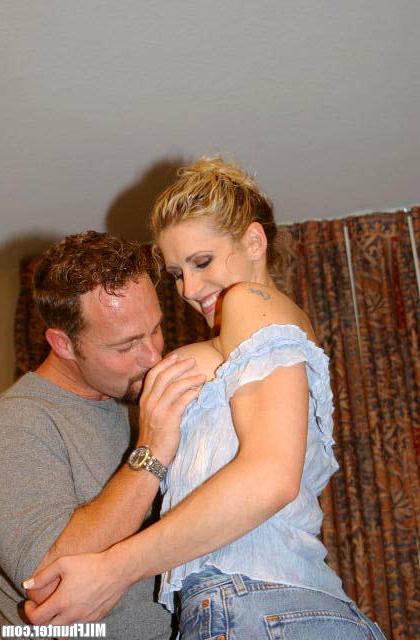 Крейн ласкает пенис губами 5 фотография