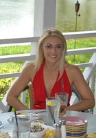 Немолодая блондинка у бассейна 14 фотография Немолодая блондинка у бассейна 14 фотография