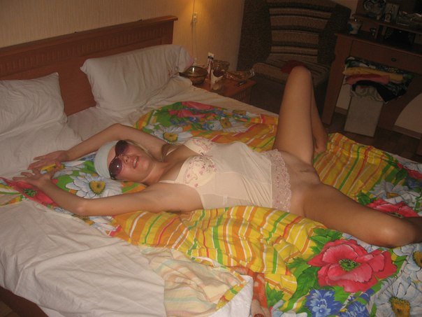 Блонда светит прелестями на мягкой кровати 16 фотография