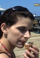 Угостил незнакомку мороженкой 1 фотография Угостил незнакомку мороженкой 1 фотография