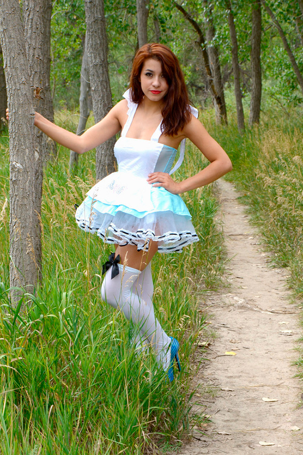 Непослушная Алиса разделась в стране чудес 1 фотография