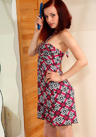 Рыженькая озорница красуется перед зеркалом 2 фото