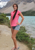 Путешествует по заповеднику оголяя части шикарного тела 6 фотография