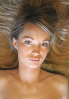 Спортсменка отдыхает дома после изнурительной тренировки 1 фотография