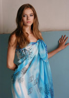 Молодая красотка на лестничной площадке 1 фотография