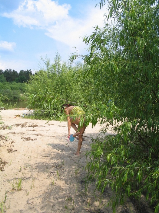 Зазноба загорает в лесу без лифчика 1 фотография