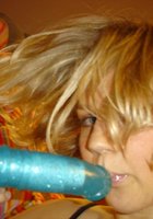 Машка трахает себя самотыком не снимая колготы и трусики 20 фото