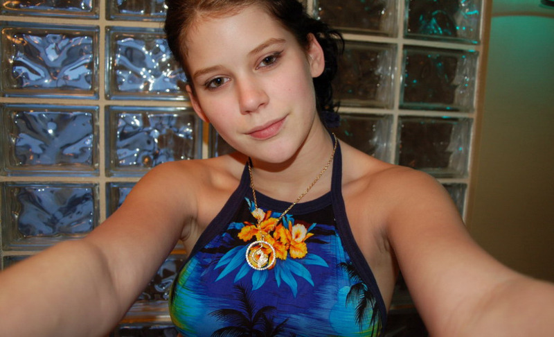 Молодая брюнетка устроила разврат пока никого не было дома 1 фотография