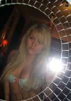 Молодые шведки любят хвастаться формами дома и на улице 5 фотография