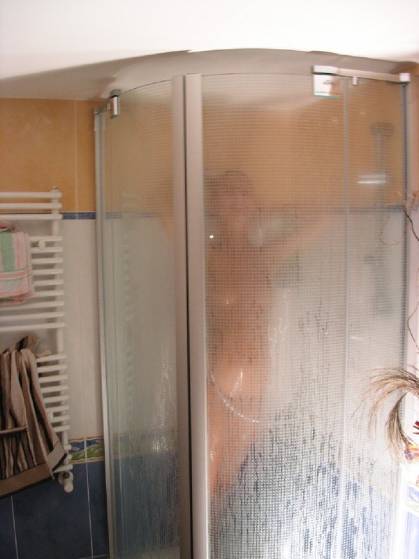 Жгучая брюнетка устроила разврат в своей квартире 22 фотография