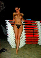 Баловница отдыхает в Турции надевая на себя только трусы 3 фотография