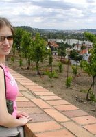 Цыпочка на прогулке задрала свитер оголив упругие титьки 1 фотография