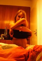 Снимает с себя одежду перед тем, как лечь спать 2 фотография