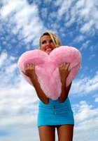 Крашенная блондинка с милым телом и небритым лобком 21 фотография