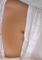 Жгучая блонда играет с киской во время перерыва 5 фотография